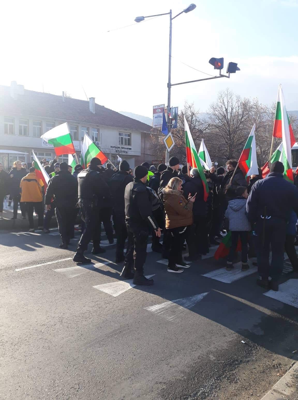 Протестиращи периодично спират пътя за Гърция край Кресна, жандармерията въвежда ред