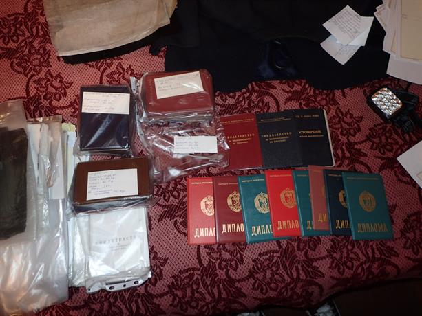 Разкриха незаконна печатница за документи в Костенец (СНИМКИ)
