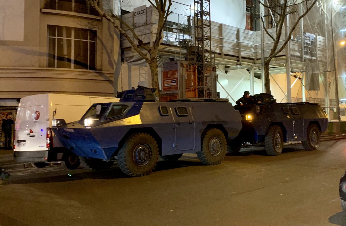 Париж осъмна с бронетранспортьори, 278 задържани преди днешните протести