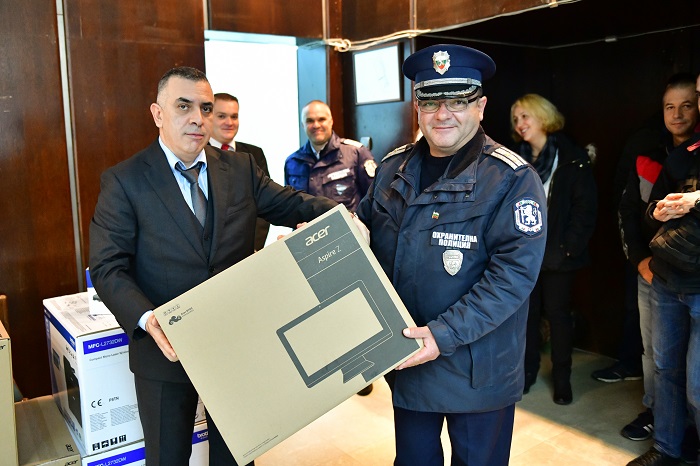 Полицията в Сливен получи компютри от общината