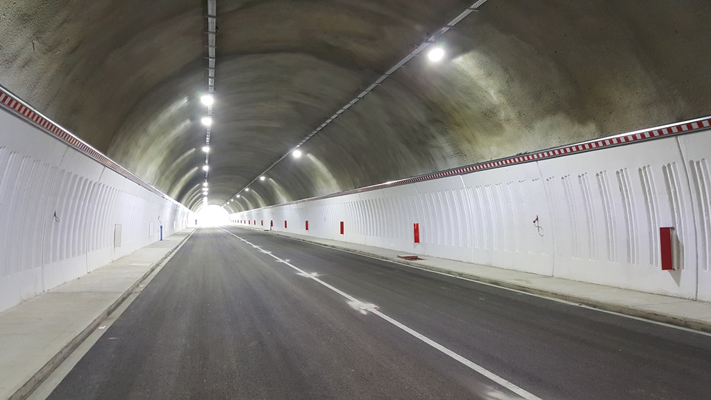 АПИ: Шофьорите да карат внимателно по път I-1 Симитли – Кресна през Кривия тунел заради липса на осветление