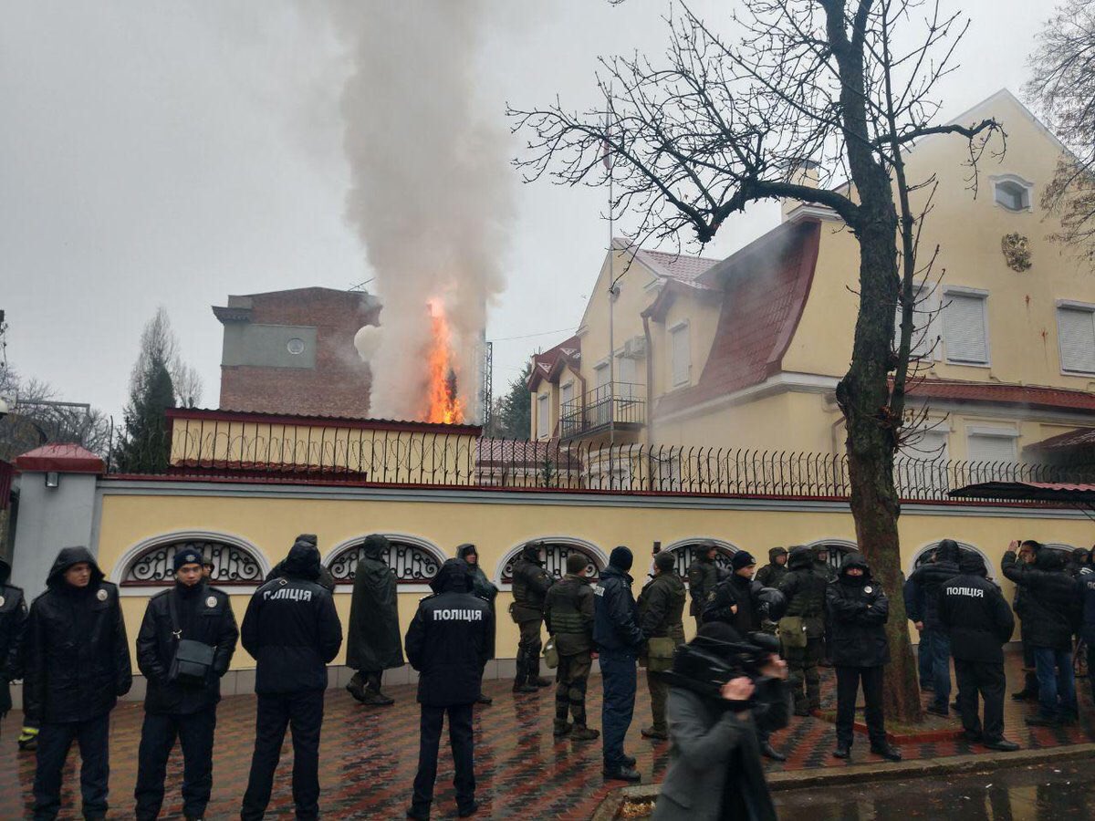 Украински активисти опитали да подпалят руското консулство в Харков, изгорили и знаме
