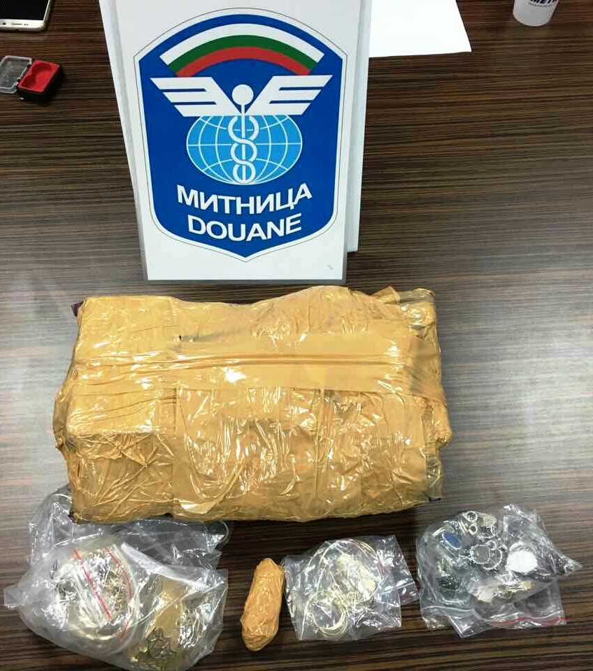 Митничари спипаха над 1 кг бижута, укрити по телата на пътници, пътуващи от Турция за Румъния