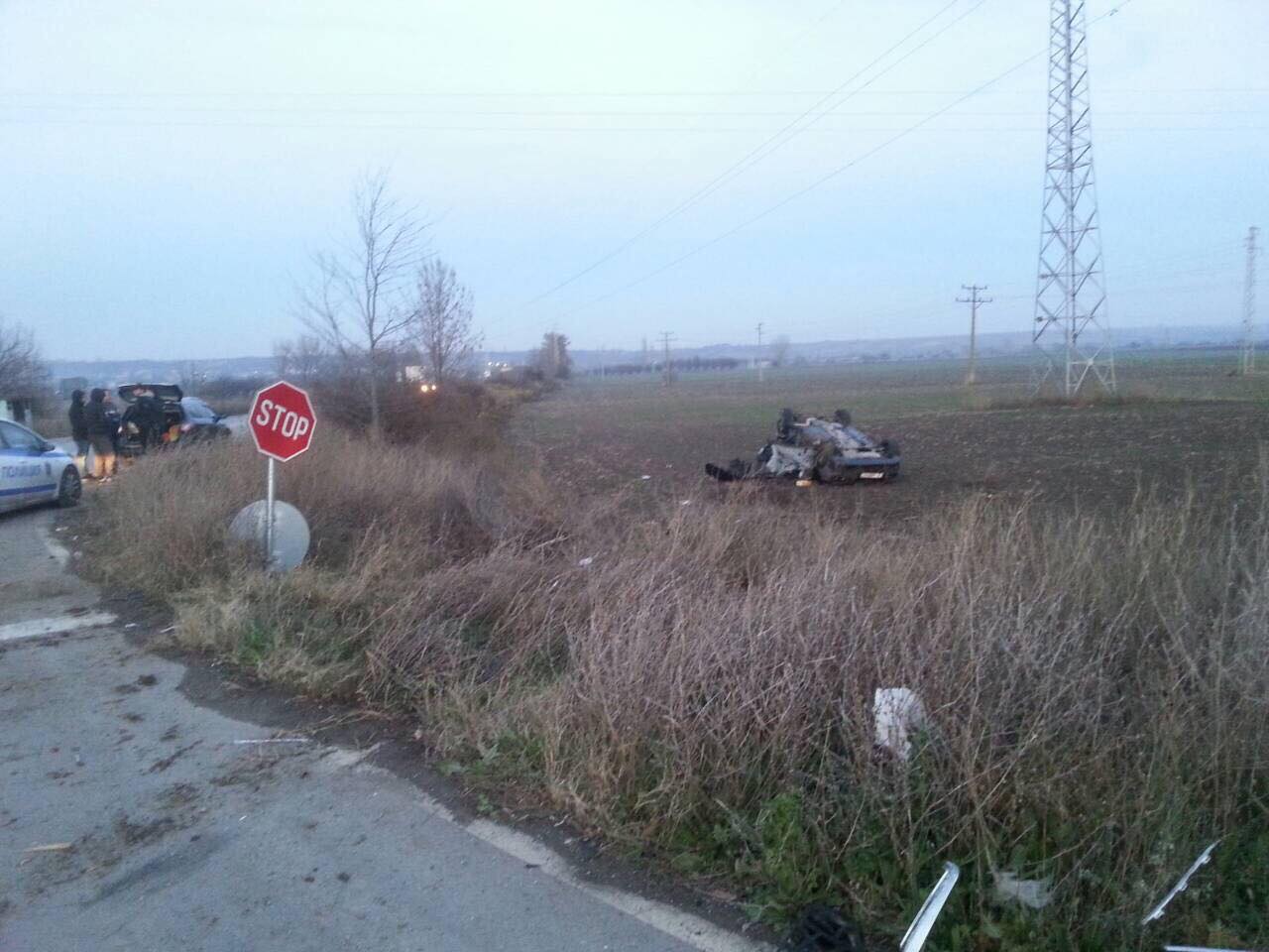 Мерцедес преобърна голф в нива край Шумен (СНИМКИ)