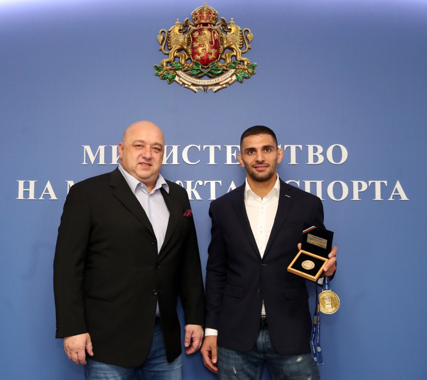 Министър Кралев награди джудиста Ивайло Иванов за златния му медал от Гран при в Хага