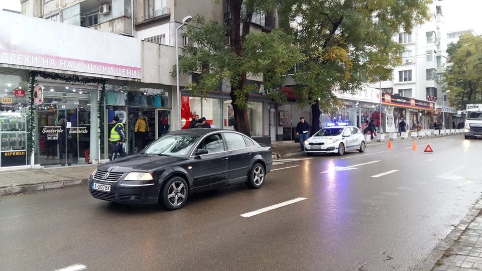 Кола помете пешеходка до пазара във Варна