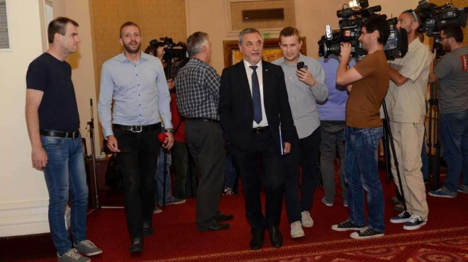 Валери Симеонов вече е депутат, дойде на работа с малко закъснение