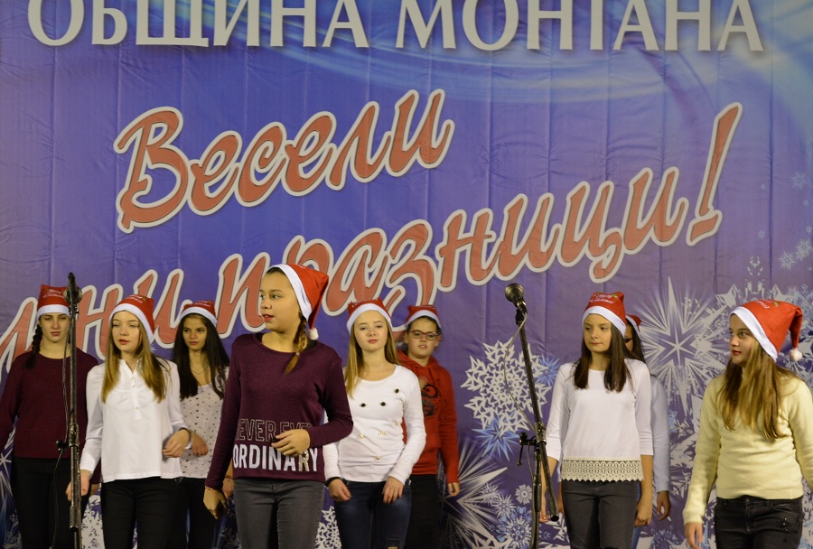 Коледен базар никне в центъра на Монтана