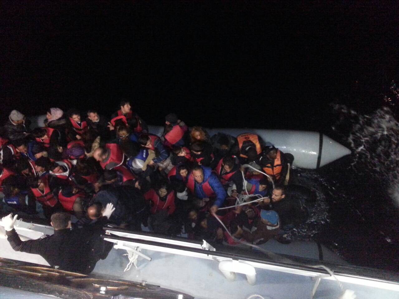 Лодка с преселници се преобърна в Егейско море, 10 души са изчезнали