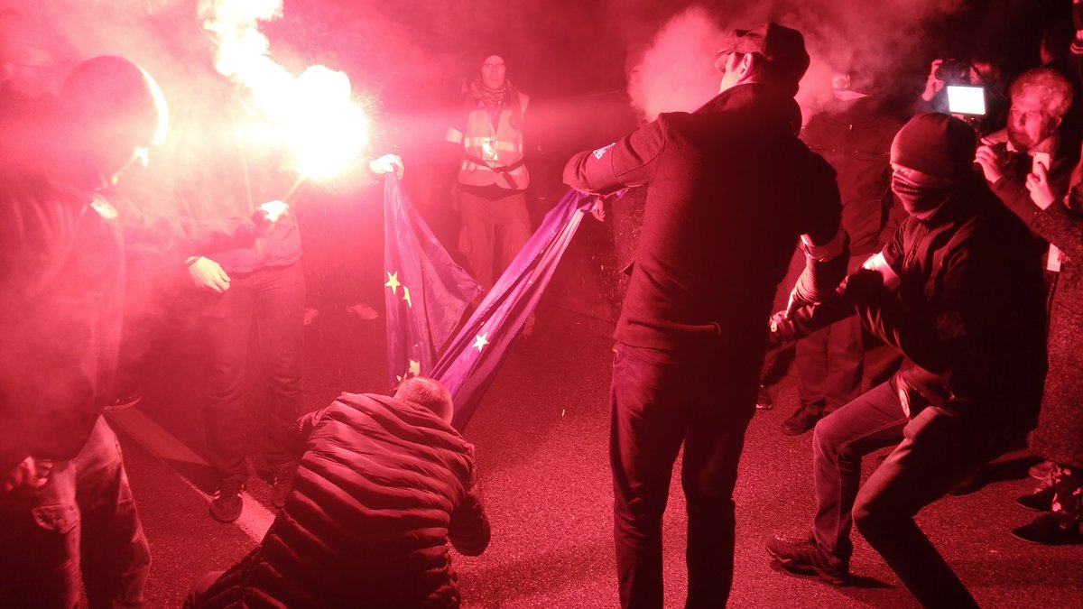 Гориха знамето на ЕС на шествие в Полша