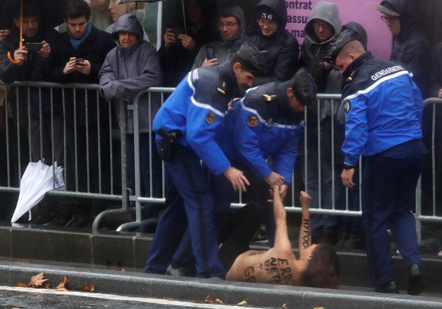 Гола активистка изскочи пред кортежа на Доналд Тръмп в Париж