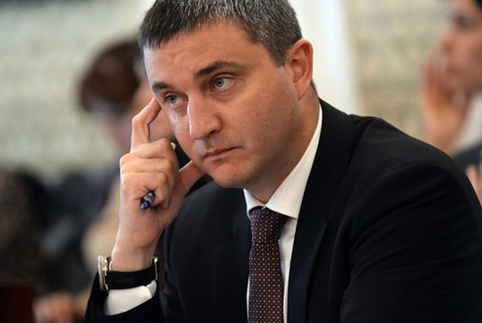 Горанов: Неприемливо е да има допълнителни пари за служителите, виновни за срива на Търговския регистър