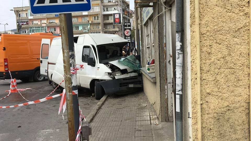 Бус се заби във ветеринарна аптека в Горна Оряховица (СНИМКИ)