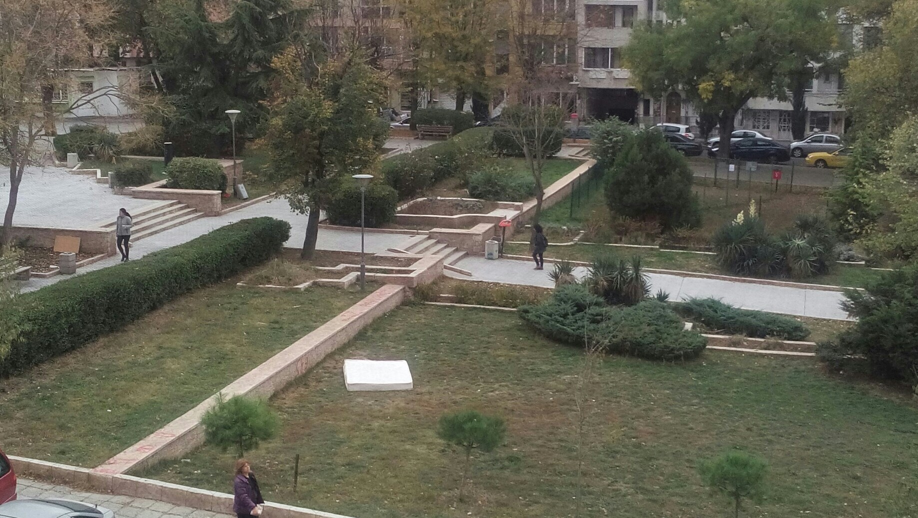 Деца играят върху матрак - кучешка тоалетна