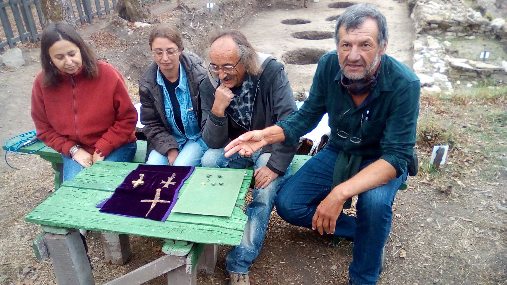 Уникален златен кръст с частица от Христовото разпятие откриха на хълма Трапезица в Търново