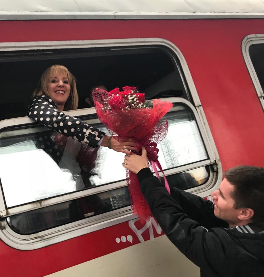 Мая Манолова сподели карикатури, на които е яхнала метлата