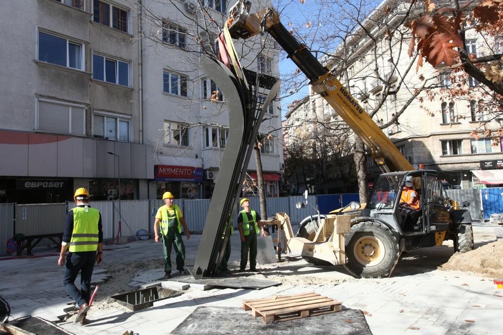 Започна монтажът на градското обзавеждане на „Славейков”