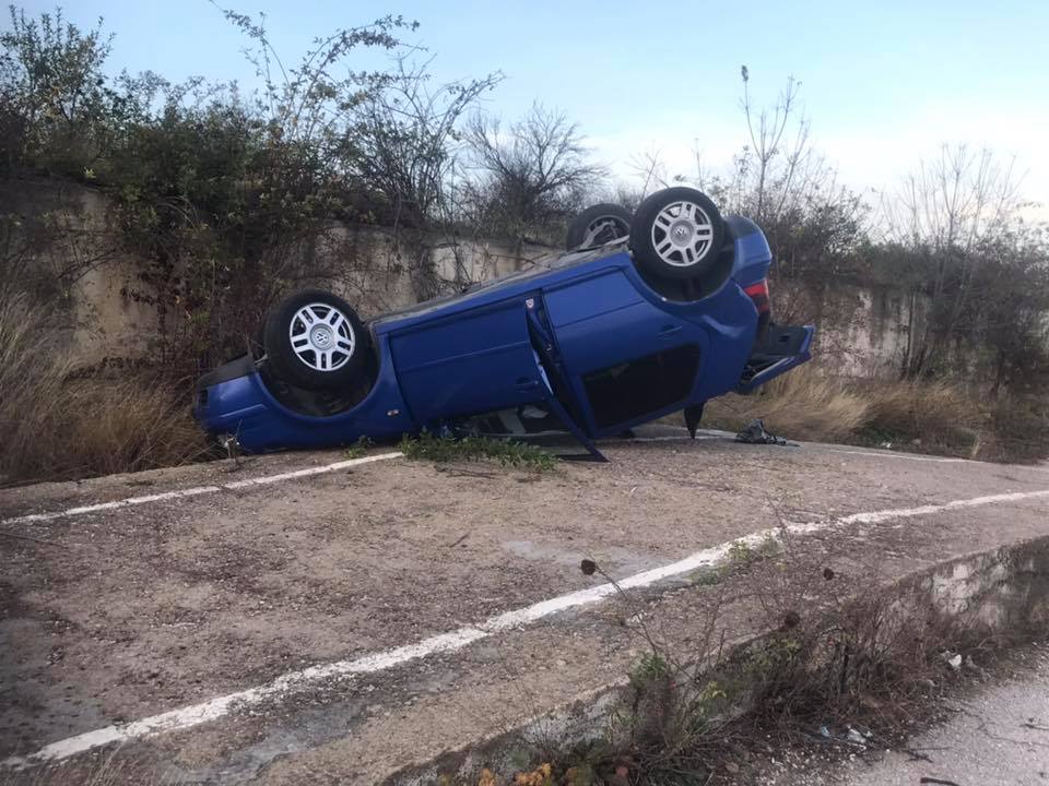 Автомобил се преобърна на полигон, двама пострадаха