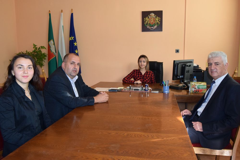 Две ученички управляваха за ден Община Горна Оряховица