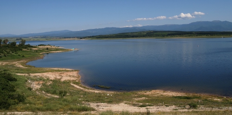 Водолази търсят тялото на удавил се мъж във водоем край Осиковица