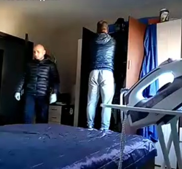 Домашна камера засне двама крадци, докато тършуват в дома на софиянец (ВИДЕО)