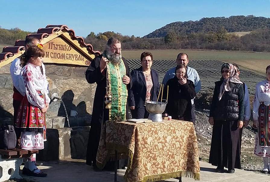 Хванаха в чешма водата на лековит извор