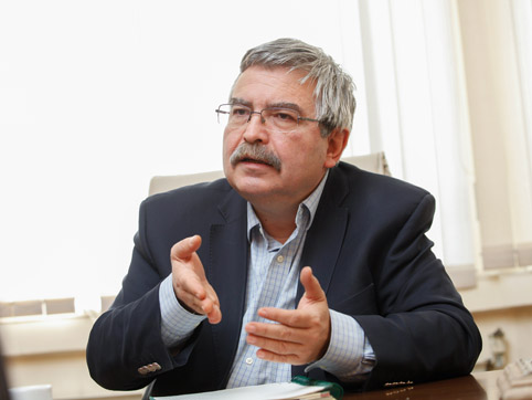 Финансистът Емил Хърсев пред „Труд“: Да преговаряме за еврозоната заедно с Чехия и Румъния