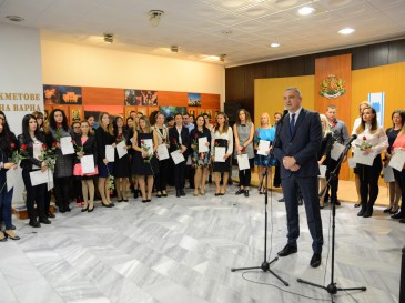 Община Варна награди 43 млади учители