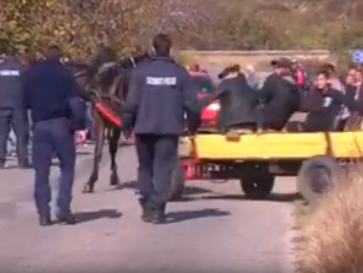 150 роми затвориха път, за да си правят състезания с каруци (ВИДЕО)