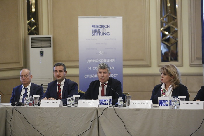 Доц. Йорданов: Опитваме се да прекъснем пъпната ни връв с българите зад граница