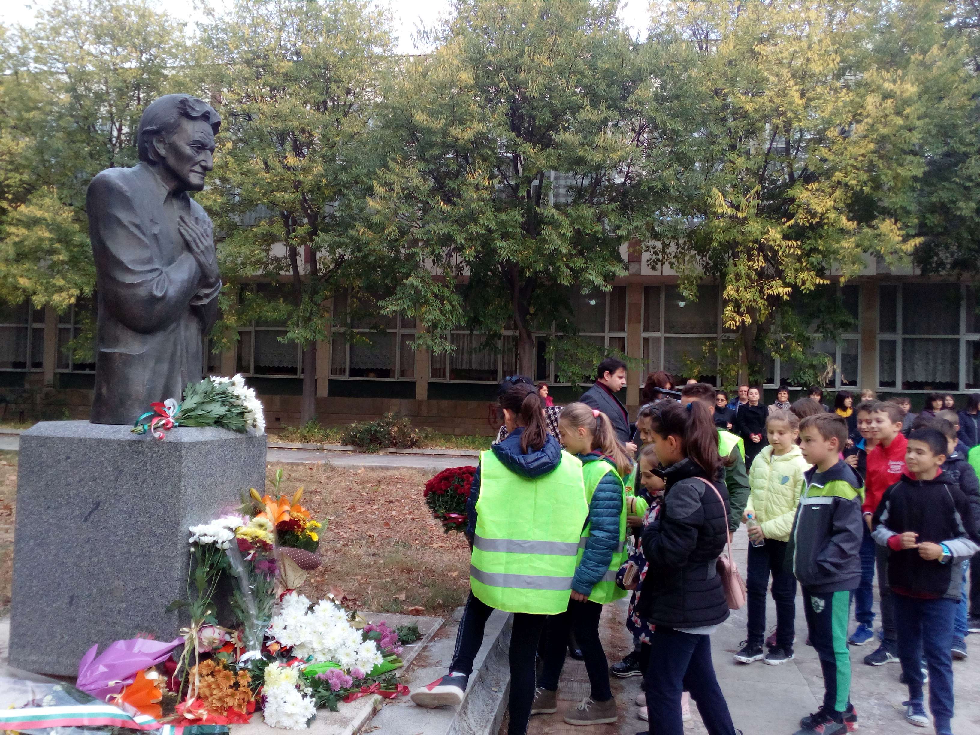 Почетоха Радичков с цветя и вино в родния Северозапад