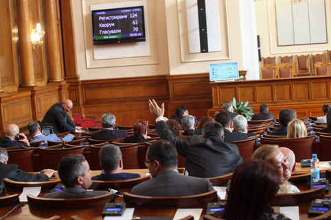 Гласуваха бюджетни заплати на имами и попове (обзор)