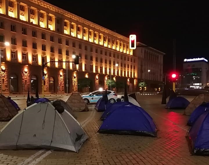 Протестиращите майки останаха цяла нощ на палатки пред Министерския съвет