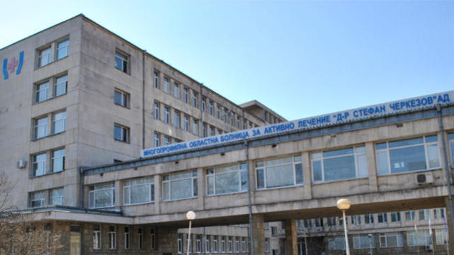 Футболната легенда Джони Велинов и фенклубът на ЦСКА гостуват в болницата в Търново