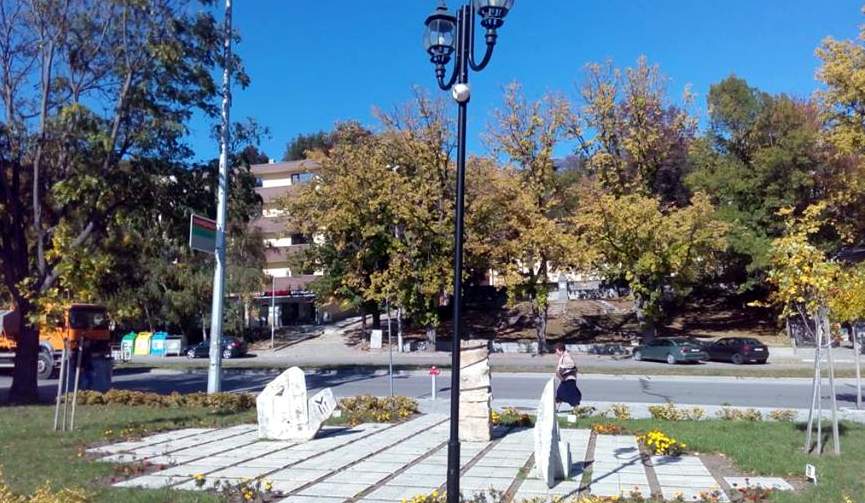Камери издадоха 14-годишен влюбен "художник" в градинка