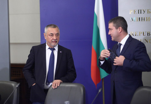 Вдигат данъците на 3,4 милиона автомобила над 5 години