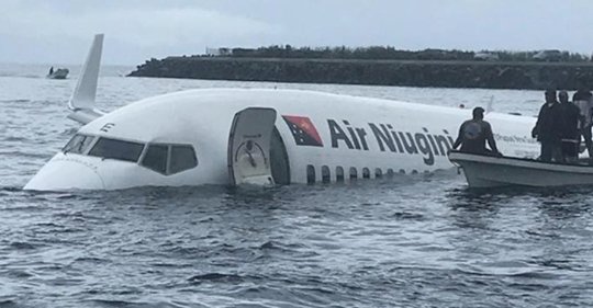 Пътнически самолет "Боинг 737" пропусна пистата и "кацна" в океана (СНИМКИ)
