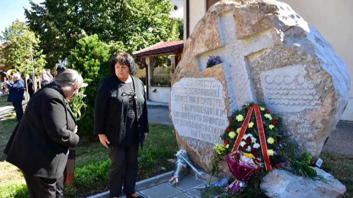 Във Враца откриха паметник на жертвите от наводнението през 1966 г.