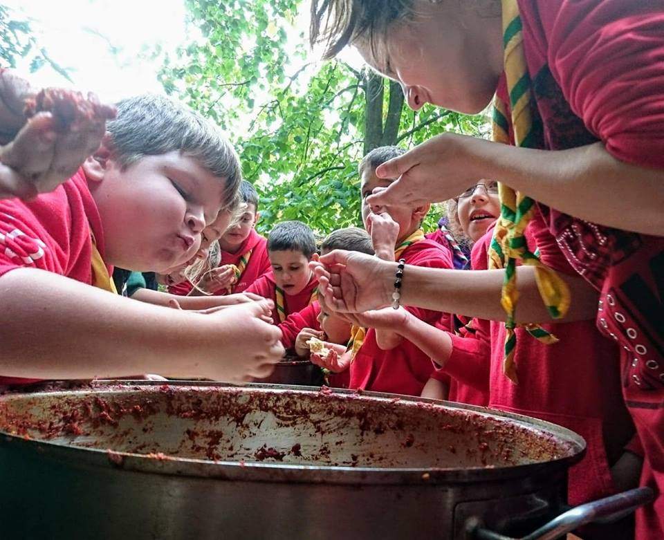Скаути печелят пари за палатки със своя марка лютеница