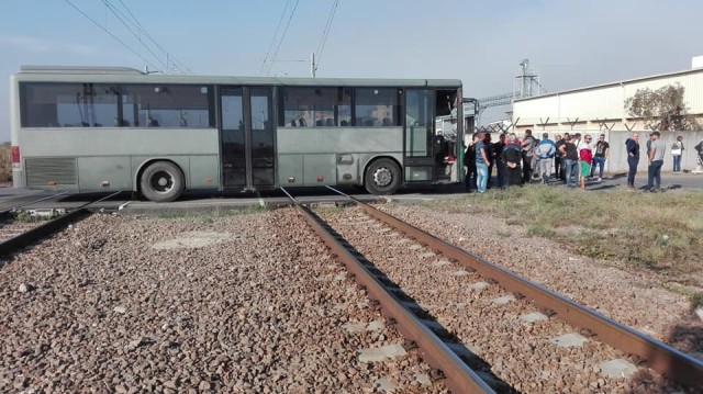 Работници от заводите на Миню Стайков излязоха на протест, блокираха жп линията София - Бургас