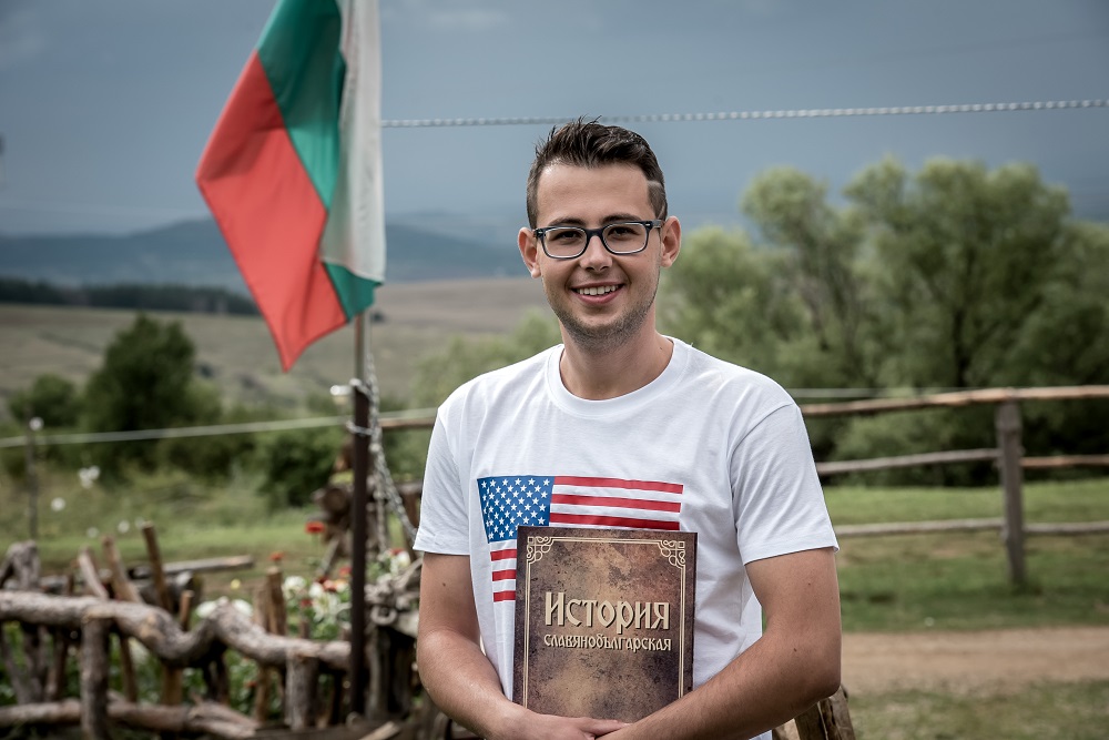 Най-младият участник във „Фермата“ плаче за мама и тати