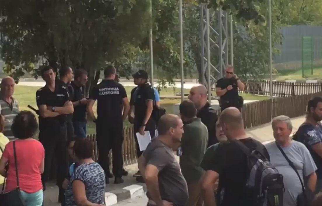 Митничари запечатаха данъчни складове във „Винпром Карнобат”