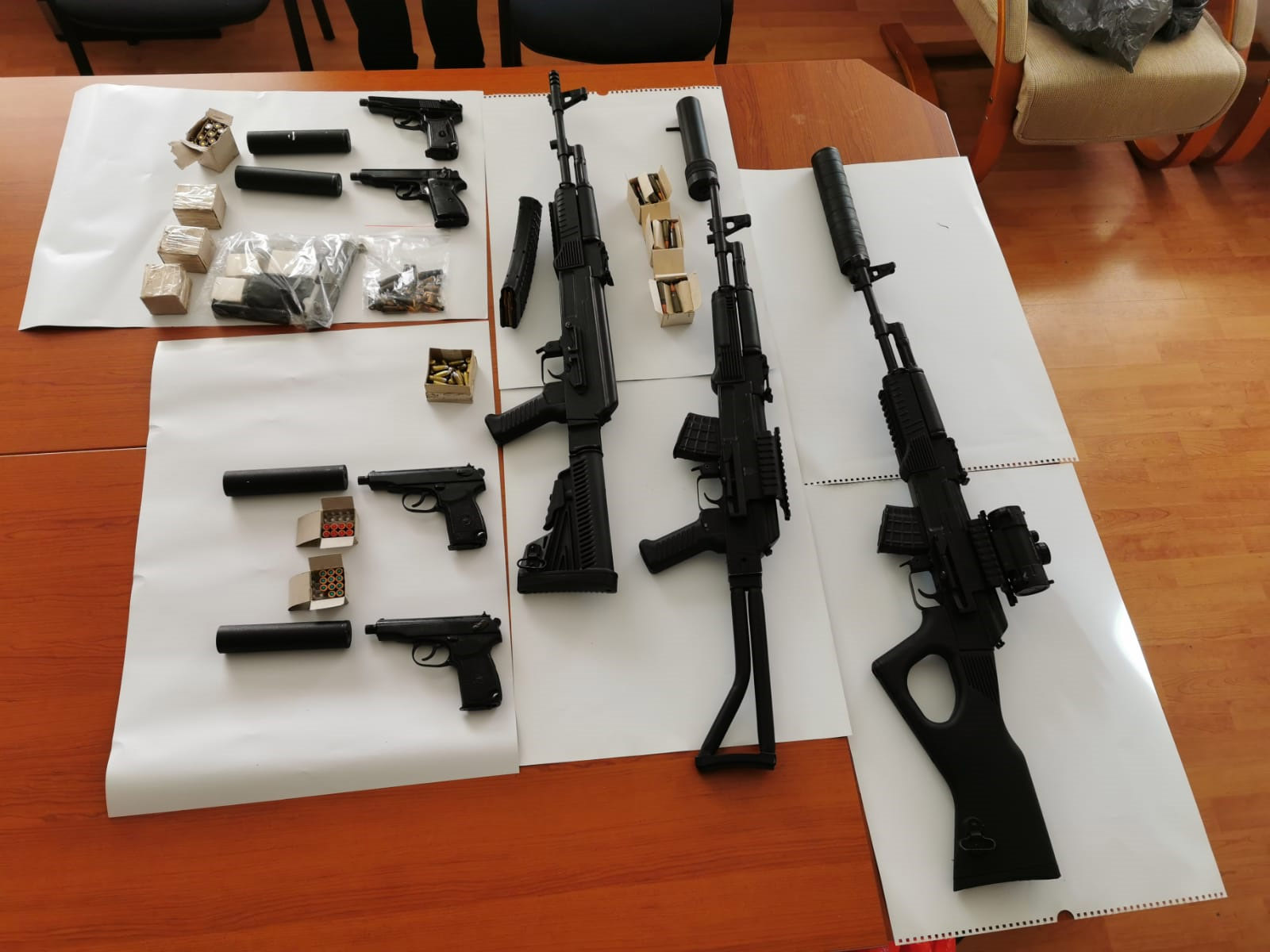Четирима души от престъпната група, изнасяла оръжия от завод "Арсенал", остават в ареста