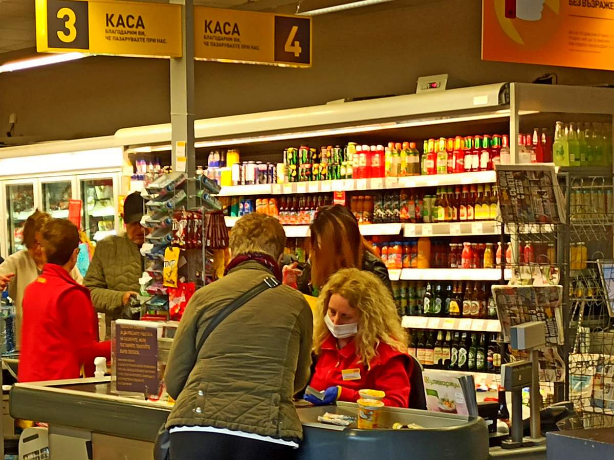 Българите започнаха да харчат за дрехи и домакински уреди
