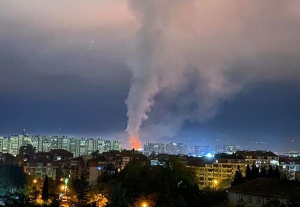 Пожар изпепели 20 дървени бараки във Варна 