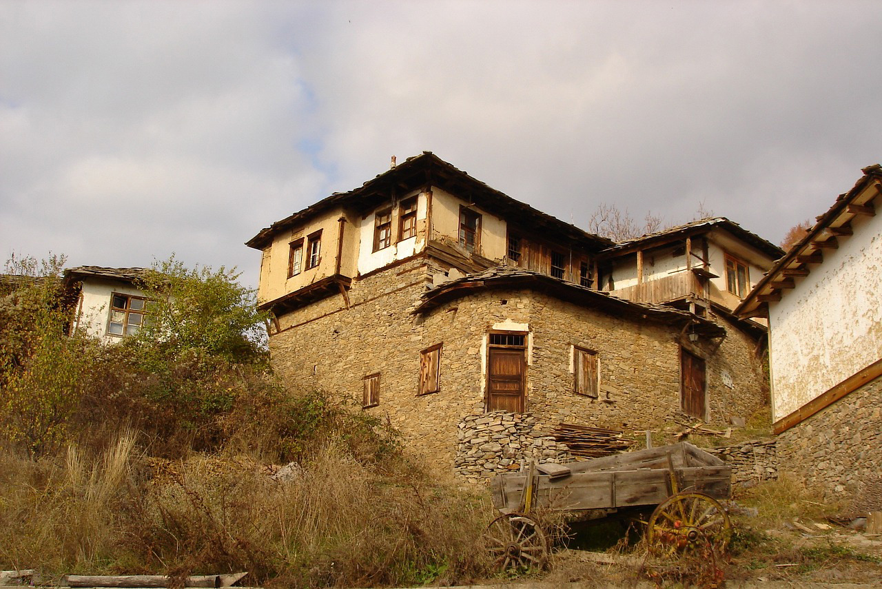 Санират къщи и вили с пари от Европа (обзор)