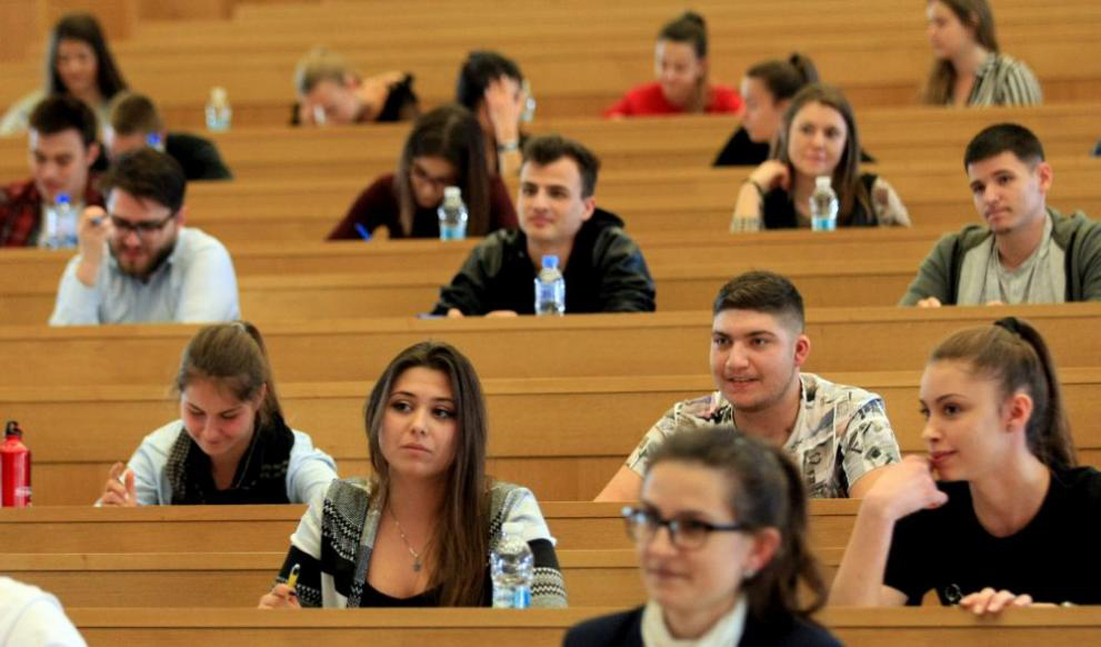 Първокурсниците в още 8 специалности се освобождават от такси за обучение