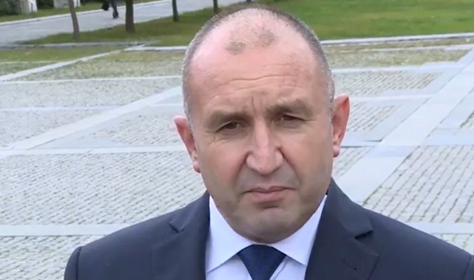 Румен Радев: Призовавам хората да спазват мерките срещу COVID-19 и да не разчитат на телевизионни спасители