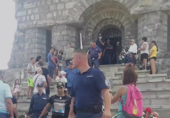 Петима се барикадираха на Шипка, полицията се намеси (ВИДЕО)