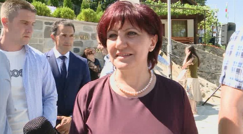 Караянчева: Във вторник започват преговори за събиране на подписи за проекта за нова Конституция